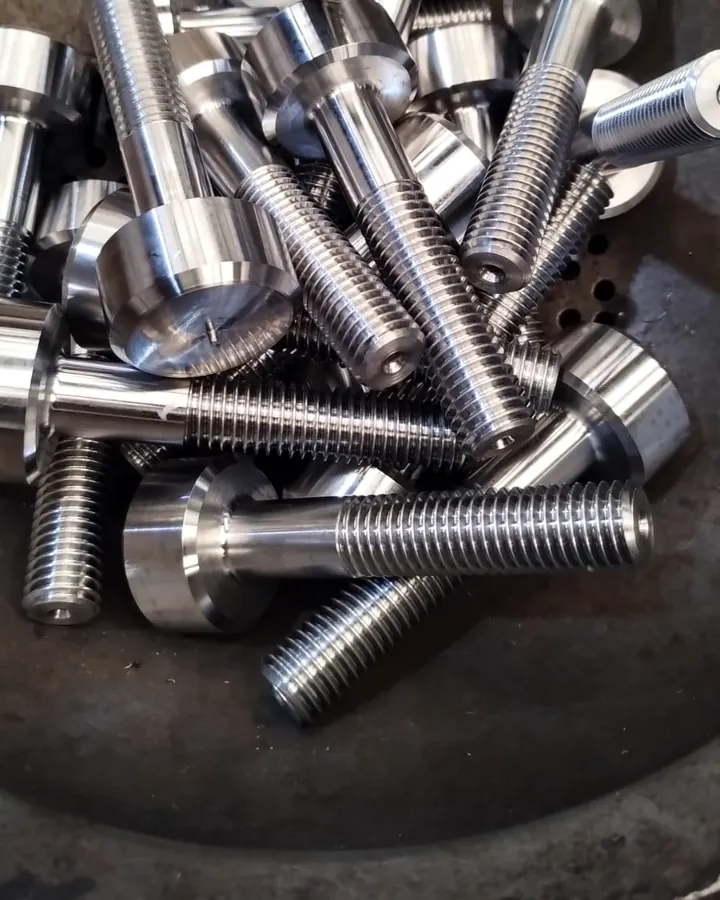 Piezas de acero inoxidable roscadas y mecanizadas en torno CNC
